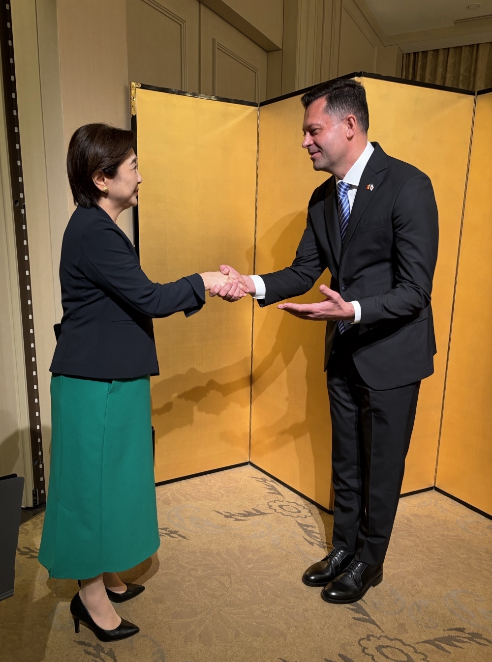 Parliamentary Vice-Minister for Foreign Affairs Ikuina shaking hands with H.E. Mr. MIHOV, Ambassador Extraordinary and Plenipotentiary of the Republic of Moldova to Japan