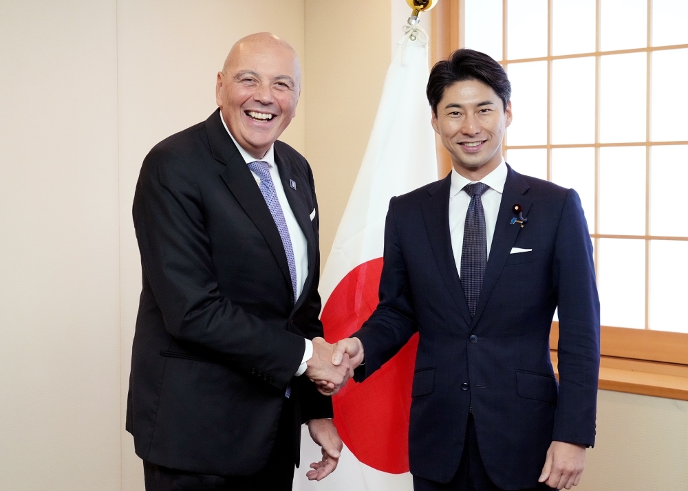 State Minister NAKASONE shaking hands with Rear Admiral Luigi Sinapi, Secretary-General of IHO