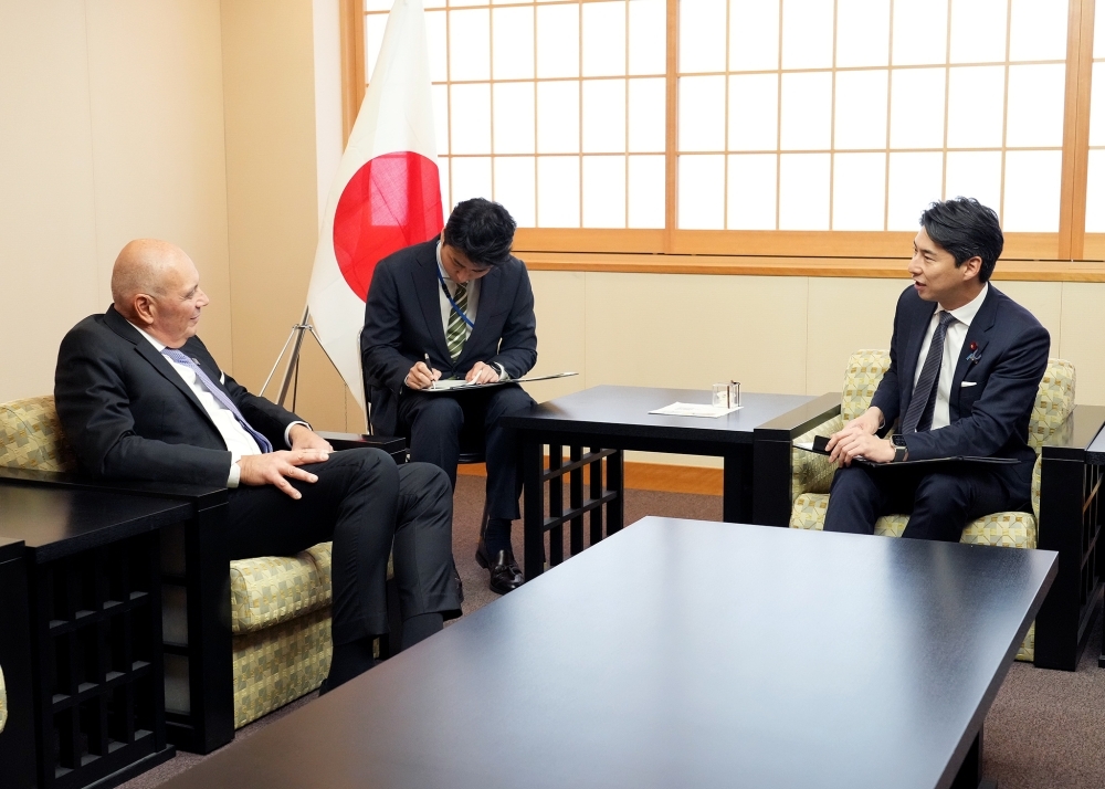 Exchange of views between State Minister NAKASONE and Rear Admiral Luigi Sinapi, Secretary-General of IHO