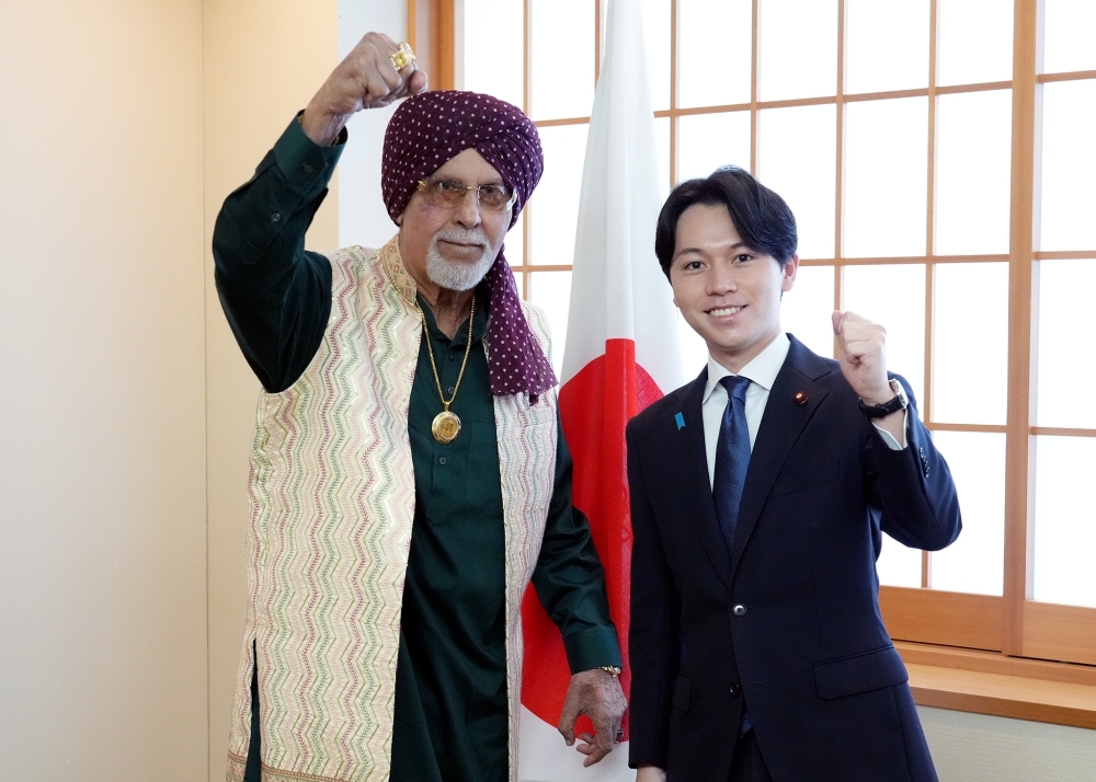  Parliamentary Vice-Minister OZORA and Mr. Hans