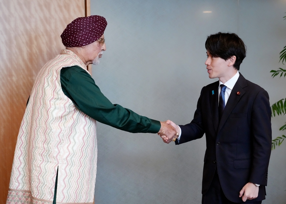 Parliamentary Vice-Minister OZORA shaking hands with Mr. Hans