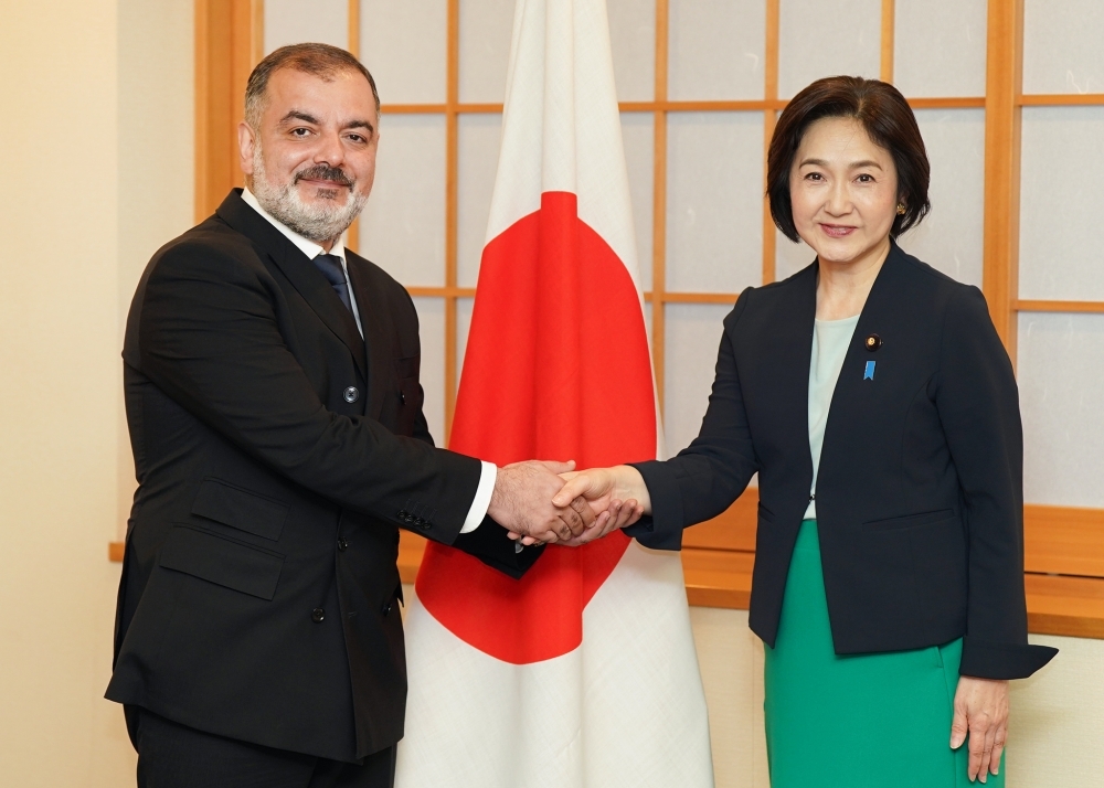 Parliamentary Vice-Minister Ikuina shaking hands with Ambassador Talibov