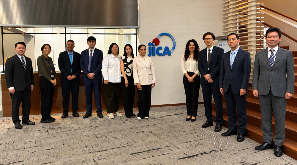 A group photo of the invitation program participants and the JICA staff members in charge.