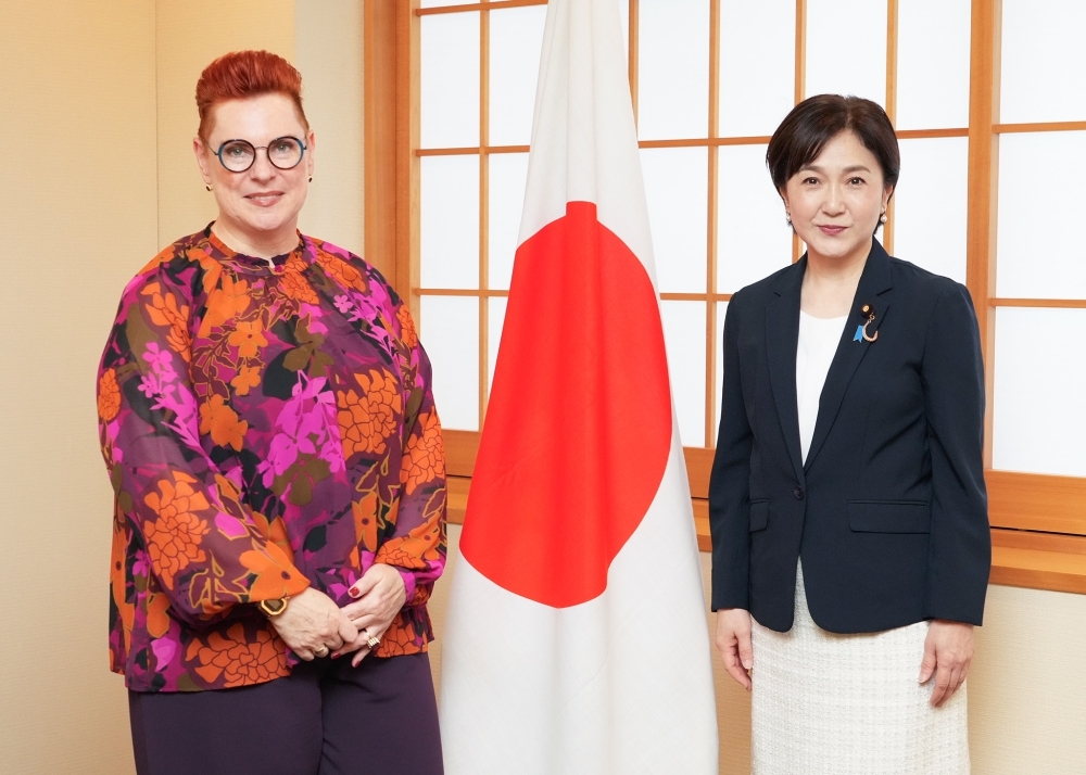 Commemorative photo of Parliamentary Vice-Minister for Foreign Affairs IKUINA Akiko and H.E. Mrs. Sigrid BERKA, Ambassador of the Republic of Austria to Japan