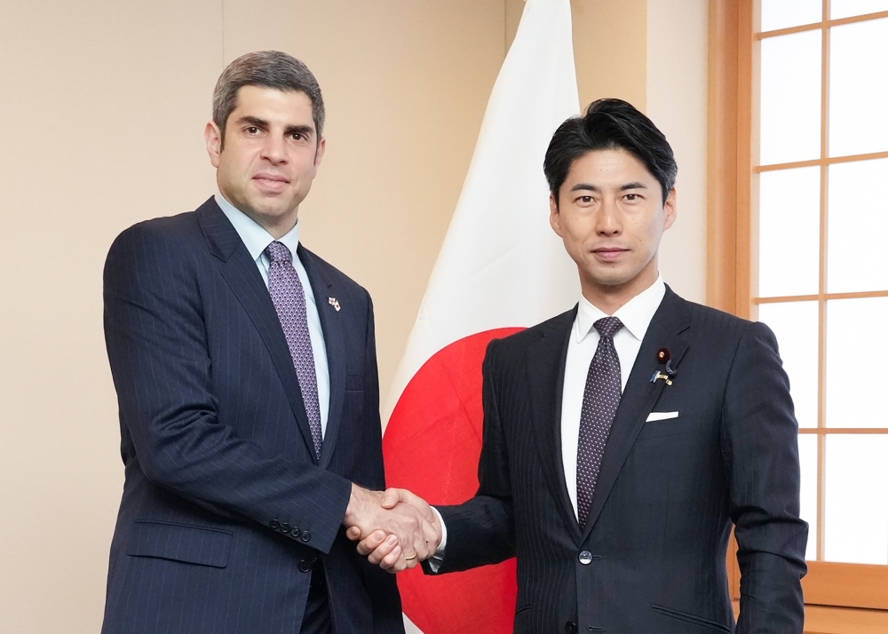 State Minister for Foreign Affairs NAKASONE shaking hands with H.E. Mr. Teimuraz LEZHAVA, Ambassador Extraordinary and Plenipotentiary of Georgia to Japan