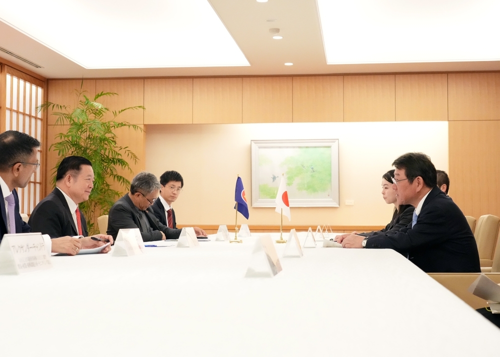 Minister MOTEGI talking with Secretary-General Kao Kim Hourn
