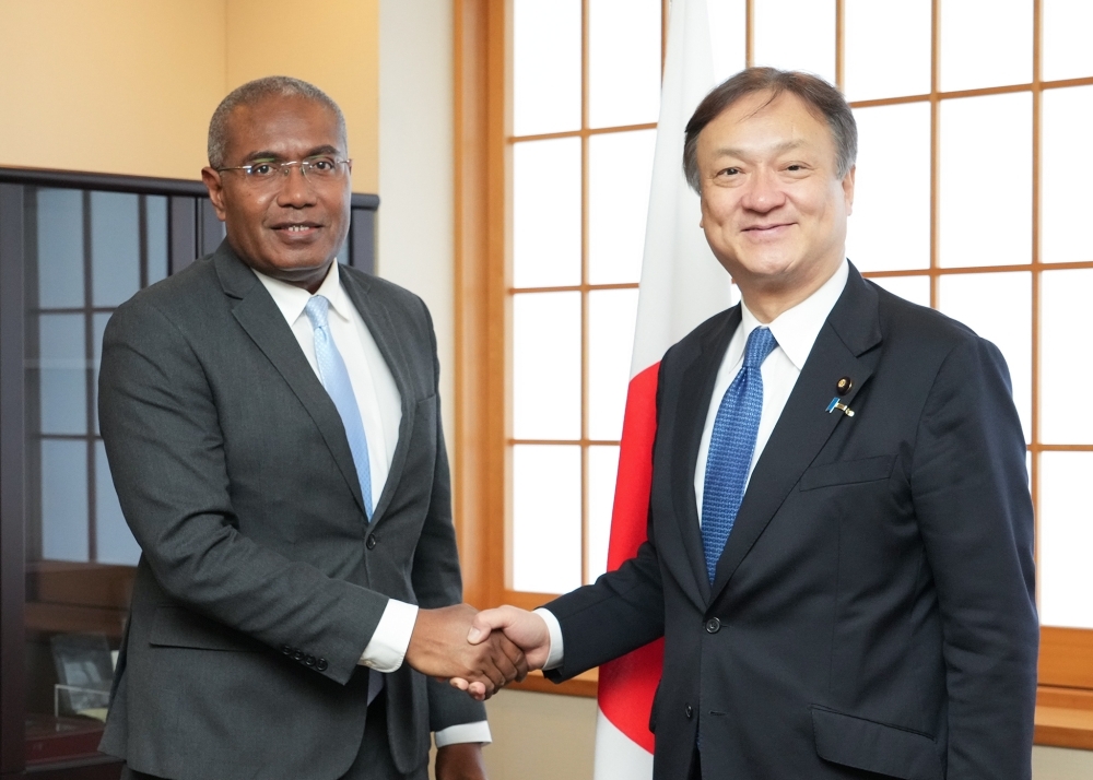 State Minister HORII shaking hands with Minister Kenilorea
