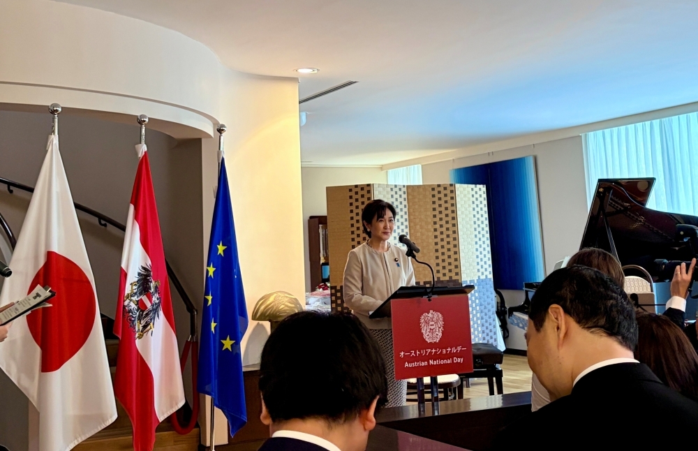 Parliamentary Vice-Minister for Foreign Affairs IKUINA speaking at the Reception