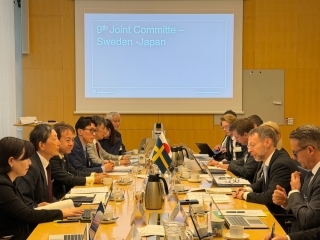 Attendees who exchange views after having a seat at a table