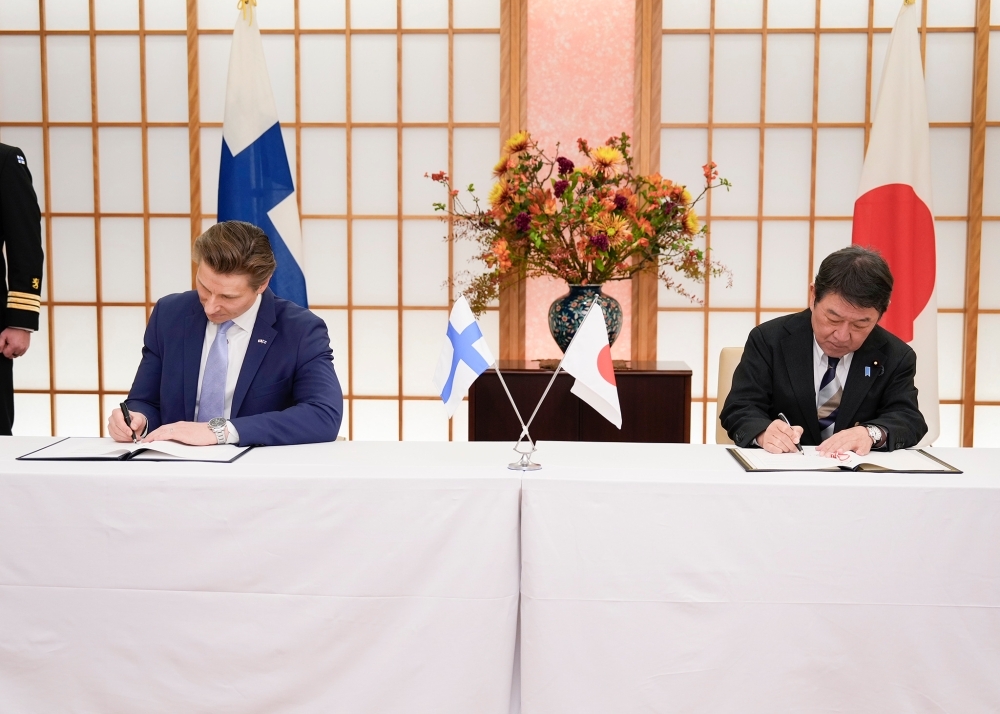 Foreign Minister Motegi and Defence Minister Häkkänen signing of the Agreement