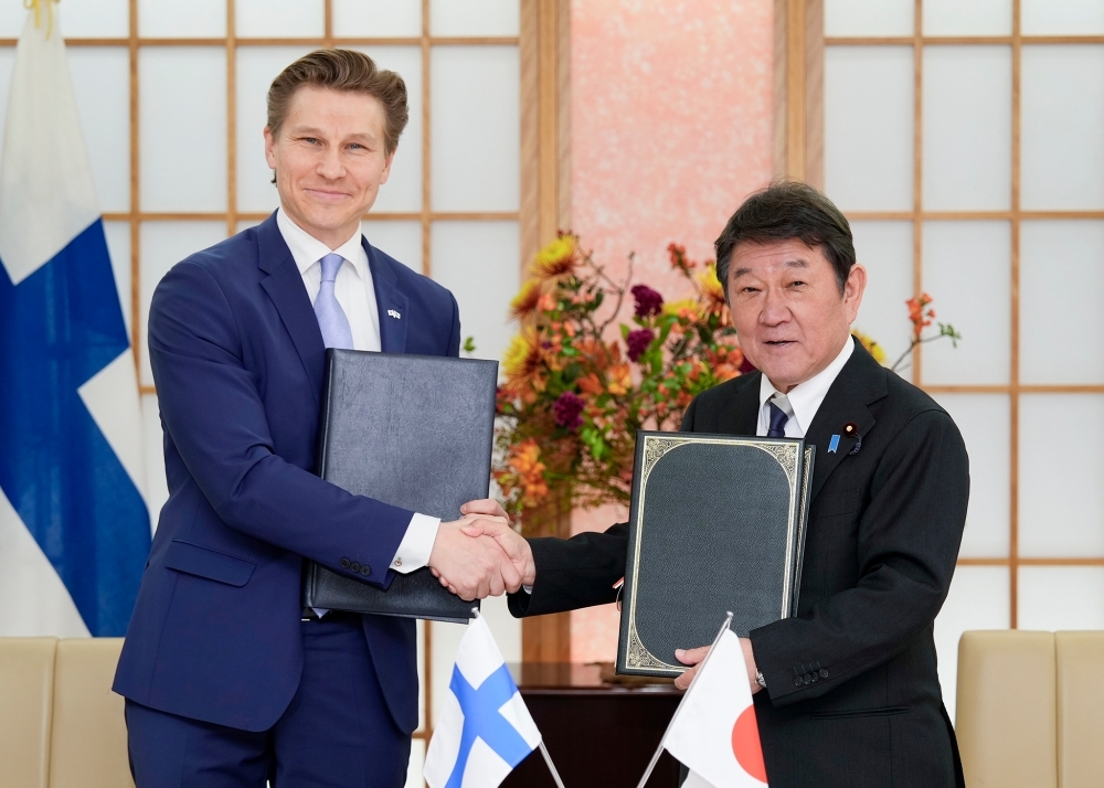 Commemorative photo of Foreign Minister Motegi and Defence Minister Häkkänen