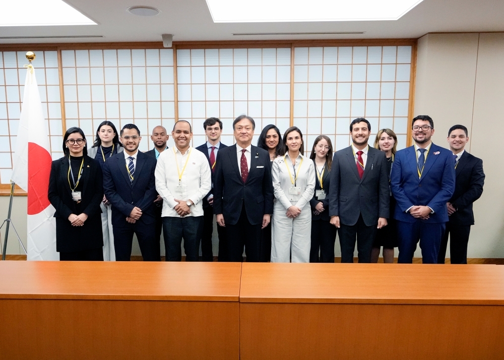 State Minister for Foreign Affairs Iwao Horii and young professionals from the Spanish-speaking region group