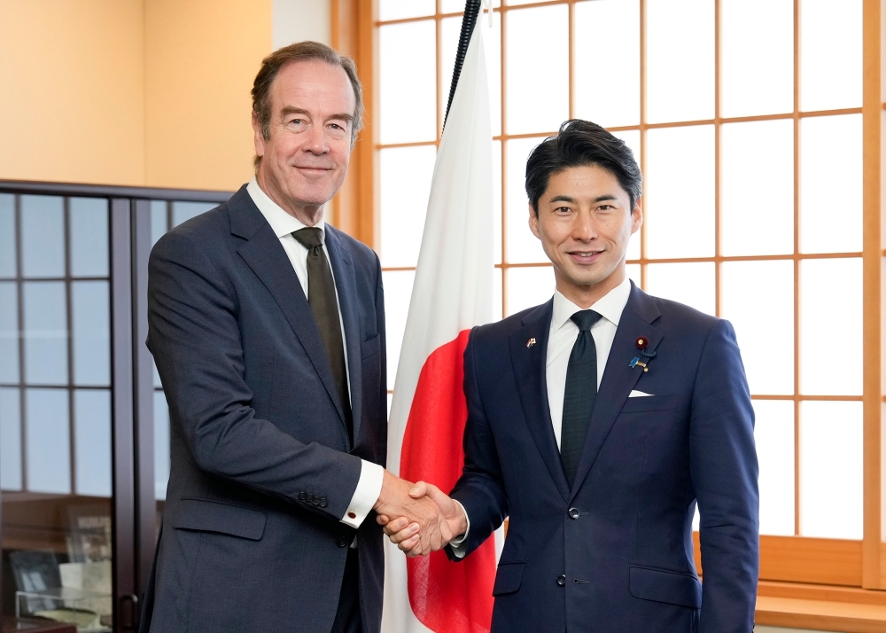 State Minister for Foreign Affairs NAKASONE shaking hands with H.E. Mr. Gilles BESCHOOR PLUG, Ambassador of the Kingdom of the Netherlands