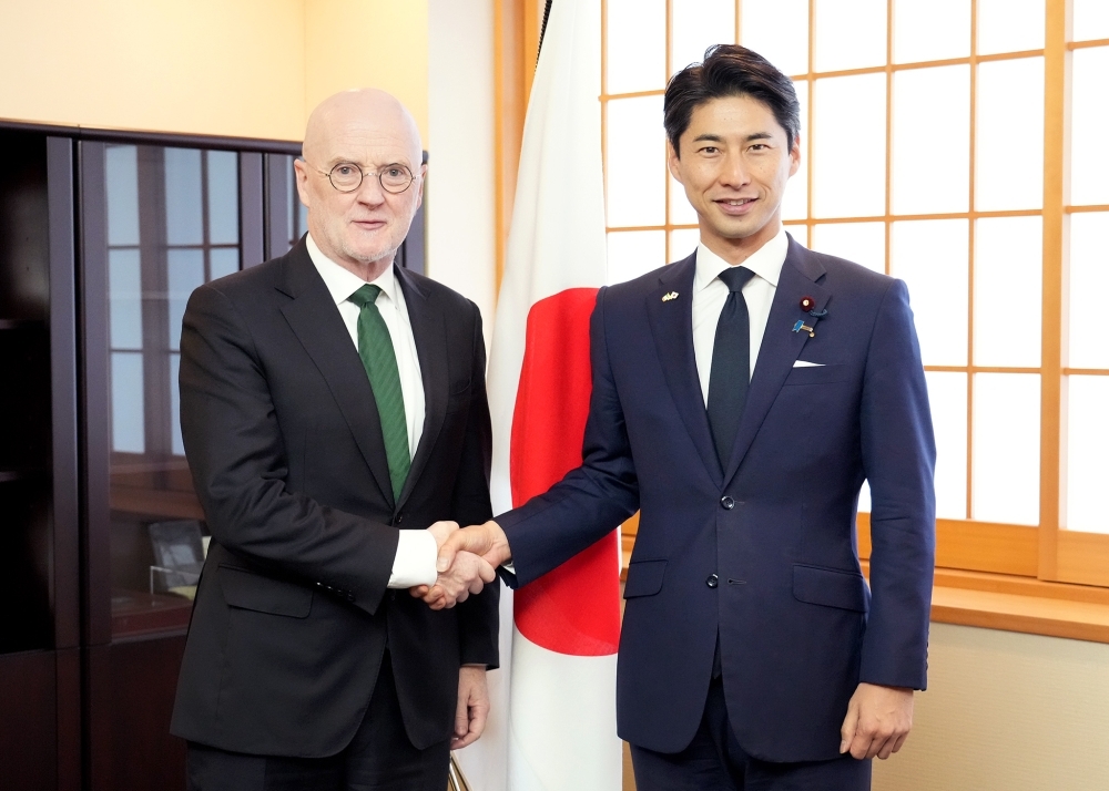 State Minister for Foreign Affairs NAKASONE shaking hands with H.E. Mr. Noel WHITE, Ambassador-Designate of Ireland to Japan