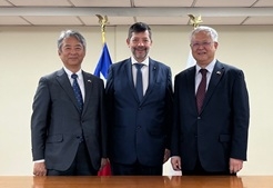 Photo of Mr. Tressler, Secretary General for Foreign Policy of the Mininstry of Foreign Relations of Chile, Mr. Otsuru, Director General of Latin America and Caribbean Affairs, and Mr. Sone, Ambassador of Japan in Chile