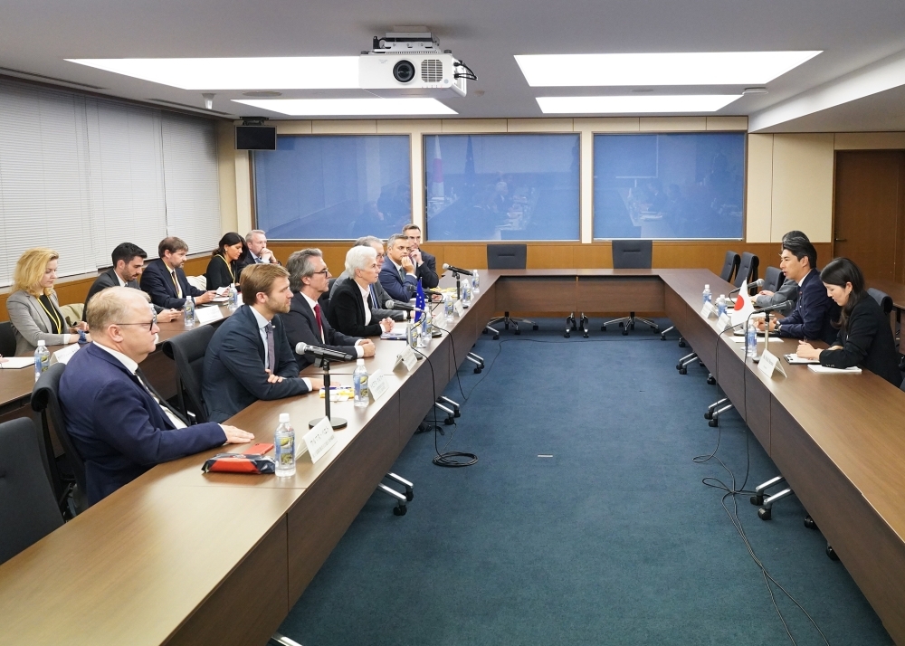 State Minister NAKASONE exchanging views with a delegation from the European Parliament’s Subcommittee on Security and Defence