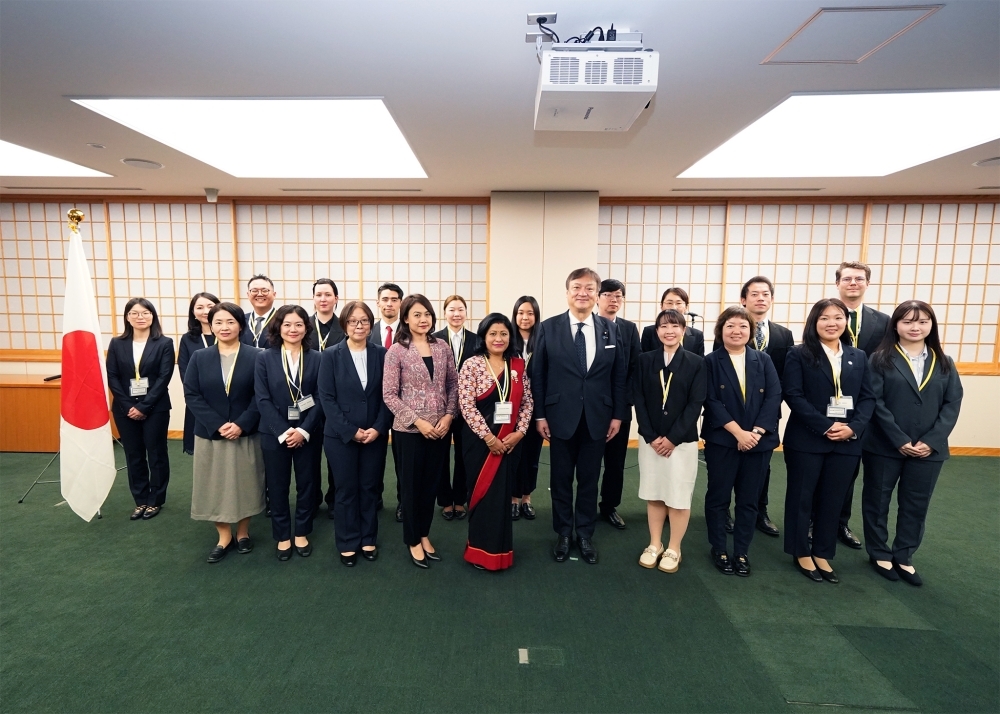 Group photo of the Consular Training participants and State Minister Horii