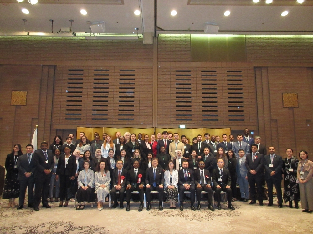 Group photo of State Minister Horii with all participants of the reception