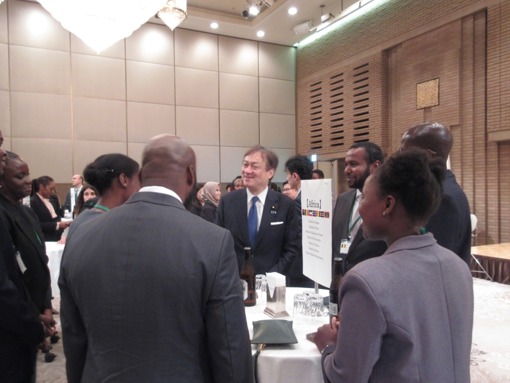 State Minister HORII talking with participants from Africa
