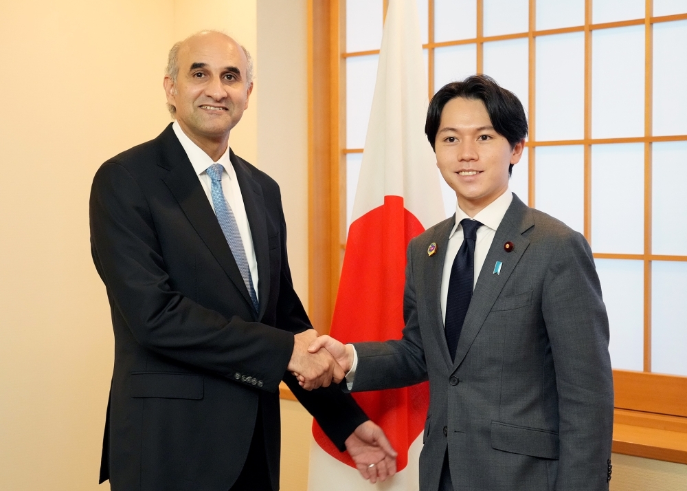 Parliamentary Vice-Minister OZORA shaking hands with H.E. Mr. Alnaas, Charge d'Affaires of the Embassy of Libya in Japan