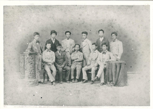 （写真）第一回文部省留学生の集合写真（前列右端で足を組んでいるのが小村）