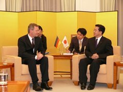 （写真）日独150周年記念式典の際の伴野副大臣とヴルフ大統領の懇談
