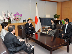 （写真）紺野美沙子国連開発計画（UNDP）親善大使による藤村外務副大臣及び西村外務大臣政務官表敬訪問