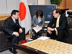 （写真）トマス・ヘラー・スタンフォード大学教授の福山外務副大臣表敬-2