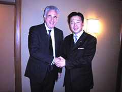 （写真）福山副大臣とミシェル・カザチュキン世界エイズ・結核・マラリア対策基金事務局長との意見交換