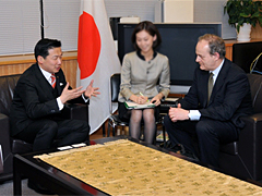 （写真）ヘンリー・ダーウェント国際排出量取引協会（IETA）会長の福山外務副大臣表敬-2