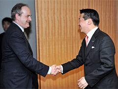（写真）ヘンリー・ダーウェント国際排出量取引協会（IETA）会長の福山外務副大臣表敬-1
