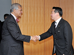 （写真）スレード太平洋諸島フォーラム（PIF）事務局長の福山外務副大臣表敬-1