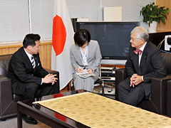（写真）スレード太平洋諸島フォーラム（PIF）事務局長の福山外務副大臣表敬-2