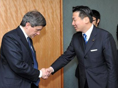 （写真1）ジョヴァンニ・アレマンノ・ローマ市長による福山副大臣への表敬