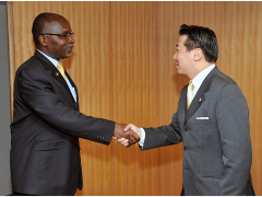 （写真）サロマン南部アフリカ開発共同体（SADC）事務総長の福山外務副大臣表敬-1