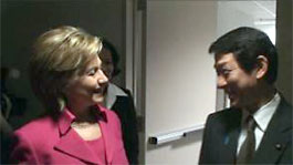 （写真）クリントン米国務長官とともに