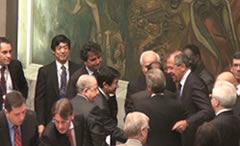 （写真）安保理議場において、ラヴロフ・ロシア外相（安保理議長）とともに