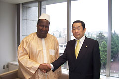(写真)金田副大臣とコナレ・アフリカ連合(AU)委員長の会談