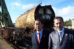 （写真）原潜解体現場視察