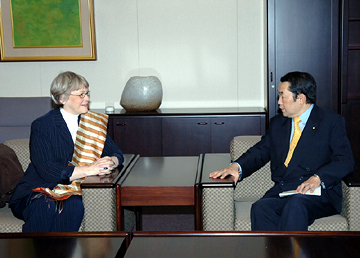 （写真）アブザイド国連パレスチナ難民救済事業機関事務局長による金田副大臣表敬（平成18年1月17日）