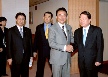 （写真）ユ・ミョンファン韓国外交通商部第一次官表敬（平成18年3月6日）