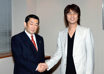 （写真）関口知宏氏の金田副大臣表敬（ODA広報TV番組の制作）（平成18年3月9日）