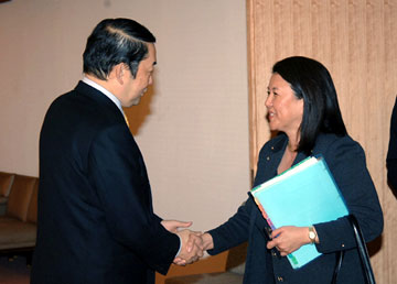 （写真）全米日系人リーダーによる表敬（金田副大臣とヒラノ全米日系人博物館館長／平成18年3月15日）