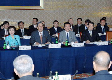 （写真）「海外交流審議会第一回総会」（平成18年3月22日）