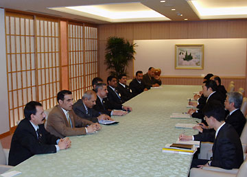 （写真）ムハンマド・H・ムハンマド・イラク・ムサンナー県知事補佐官他9名の金田副大臣表敬（平成18年3月30日）