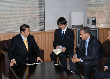 （写真）ラエンセル・モロッコ王国農業・農村開発・海洋漁業大臣による金田副大臣表敬（平成18年4月4日）