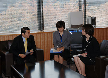 （写真）ゴメス・メキシコ外務省経済関係国際協力ユニット長の金田副大臣表敬（平成18年4月6日）