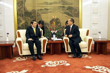 （写真）李肇星中国外交部長との会談（平成18年4月13日）