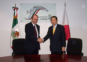 （写真）ガルシア・デ・アルバ墨経済大臣との会談（平成18年5月3日）