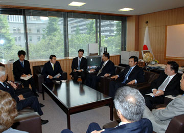 （写真）「中国人民政治協商会議全国委員会」訪日団表敬（平成18年5月22日）